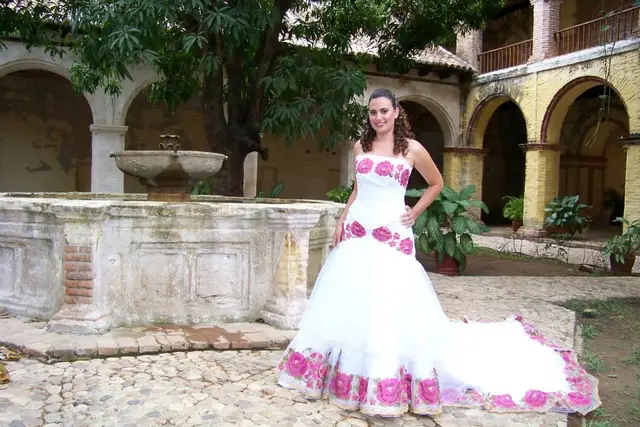 Vestidos y Trajes — Disenador Alberto Lara Flores, Playa del Carmen