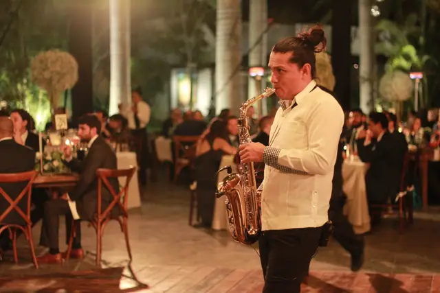 Saxofonista Carlos Miranda — música para bodas (3)