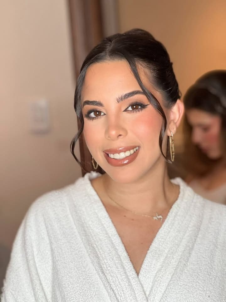 Montse Guardado Makeup Studio 5
