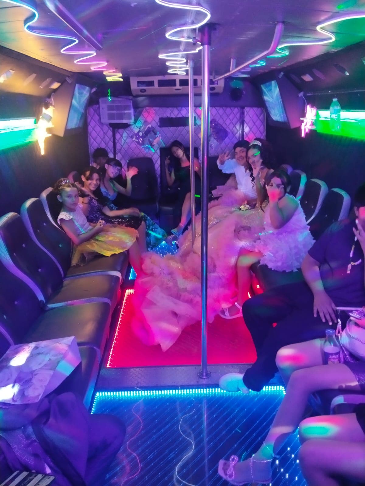LimoPartybus — Traslado Novios en San Nicolás de los Garza · foto 3